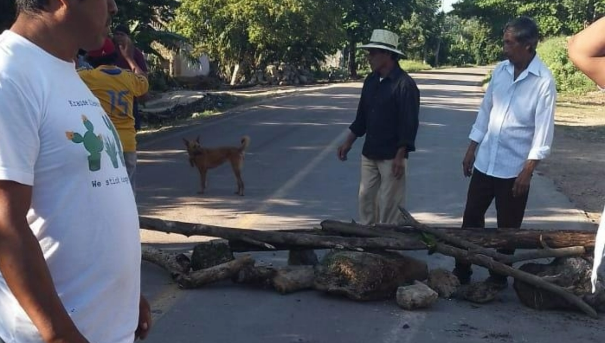 Ejidatarios de Tepich bloquean vía Felipe Carrillo Puerto-Valladolid