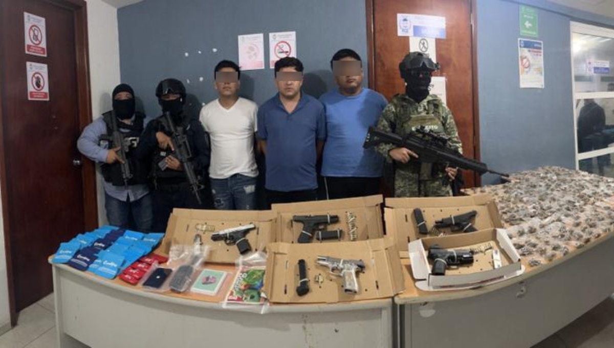 Detienen a tres hombres con drogas y armas del Ejército en Cancún