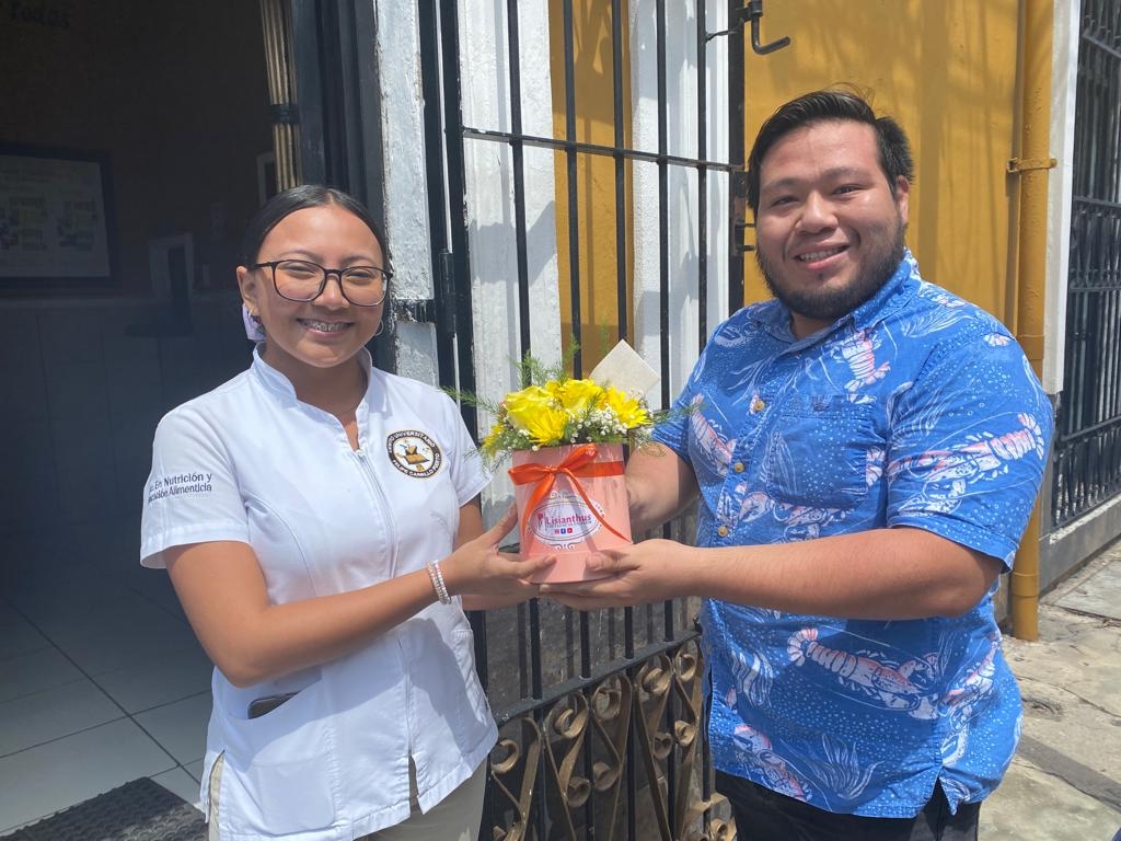 Yucatecos regalan 'flores amarillas': ¿Por qué y cuál es su significado?