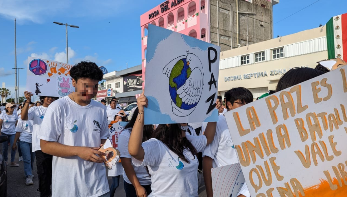 Miles de estudiantes de Chetumal participan en el Desfile por la Paz