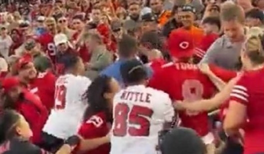 Aficionados de 49ers de la NFL se pelean dentro del estadio en California: VIDEO