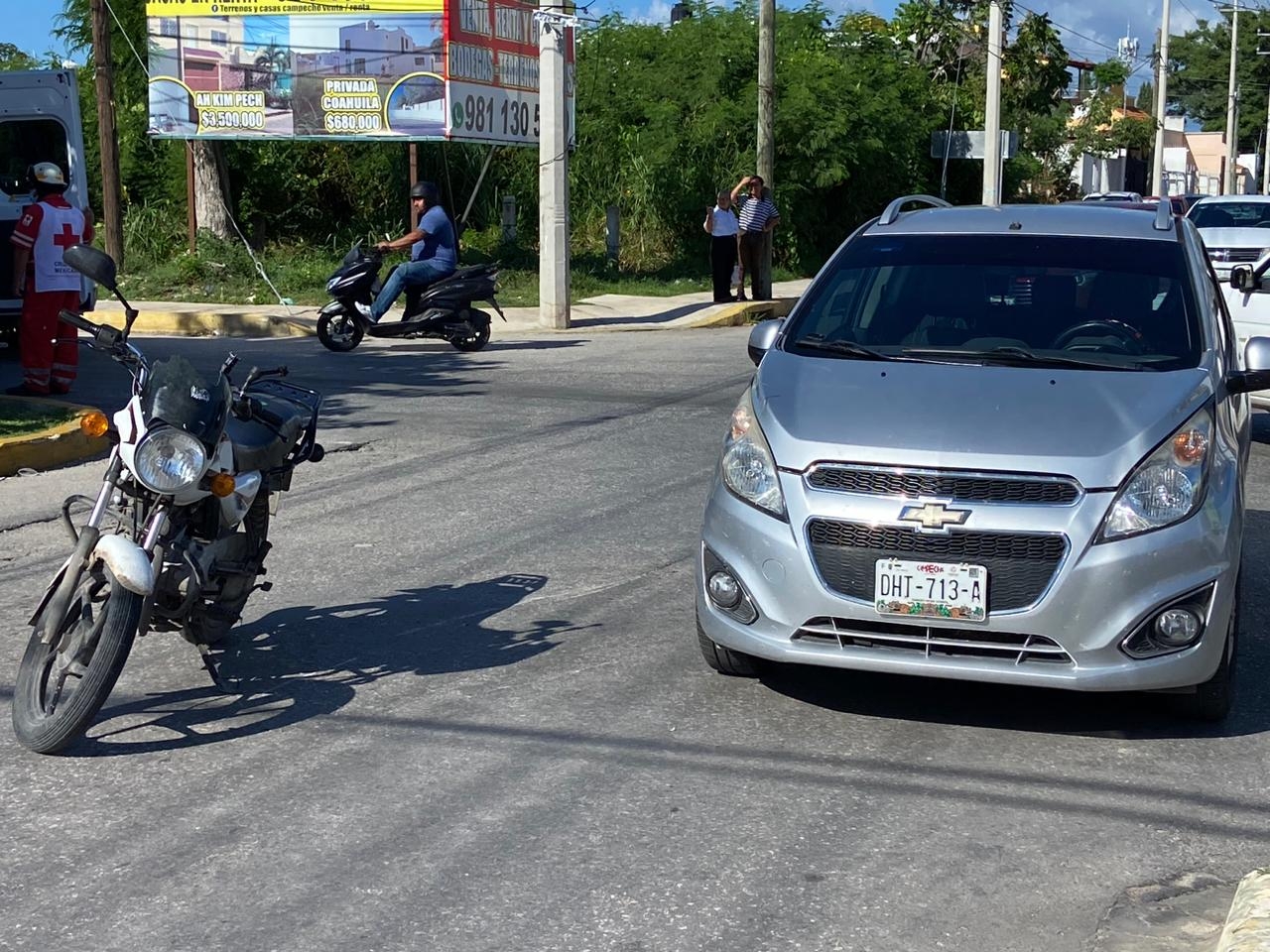Mujer resulta herida en el accidente entre un conductor y un motociclista en Campeche
