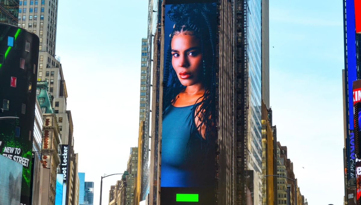 Cantante de Chetumal aparece en Times Square en Nueva York: Conoce de quién se trata