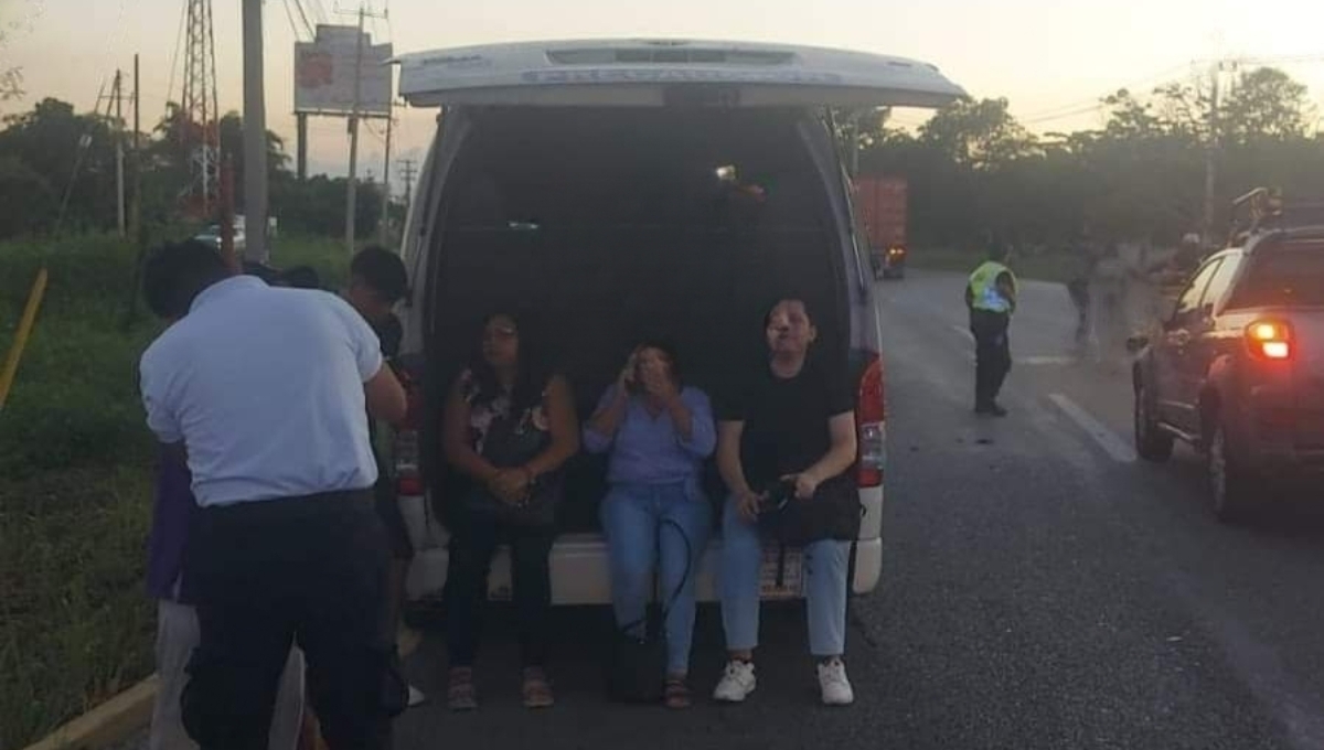 Choque entre una combi y un auto en la vía Mérida-Tizimín deja 10 heridos