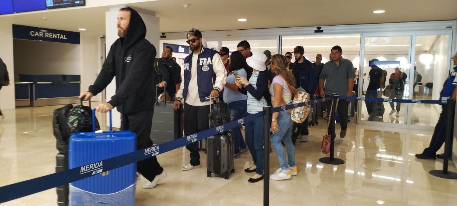 CNCO fue recibido por fans en el aeropuerto de Mérida