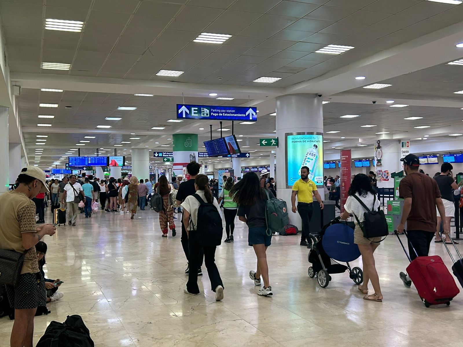 Retrasos en el aeropuerto de Cancún genera quejas de los pasajeros: EN VIVO