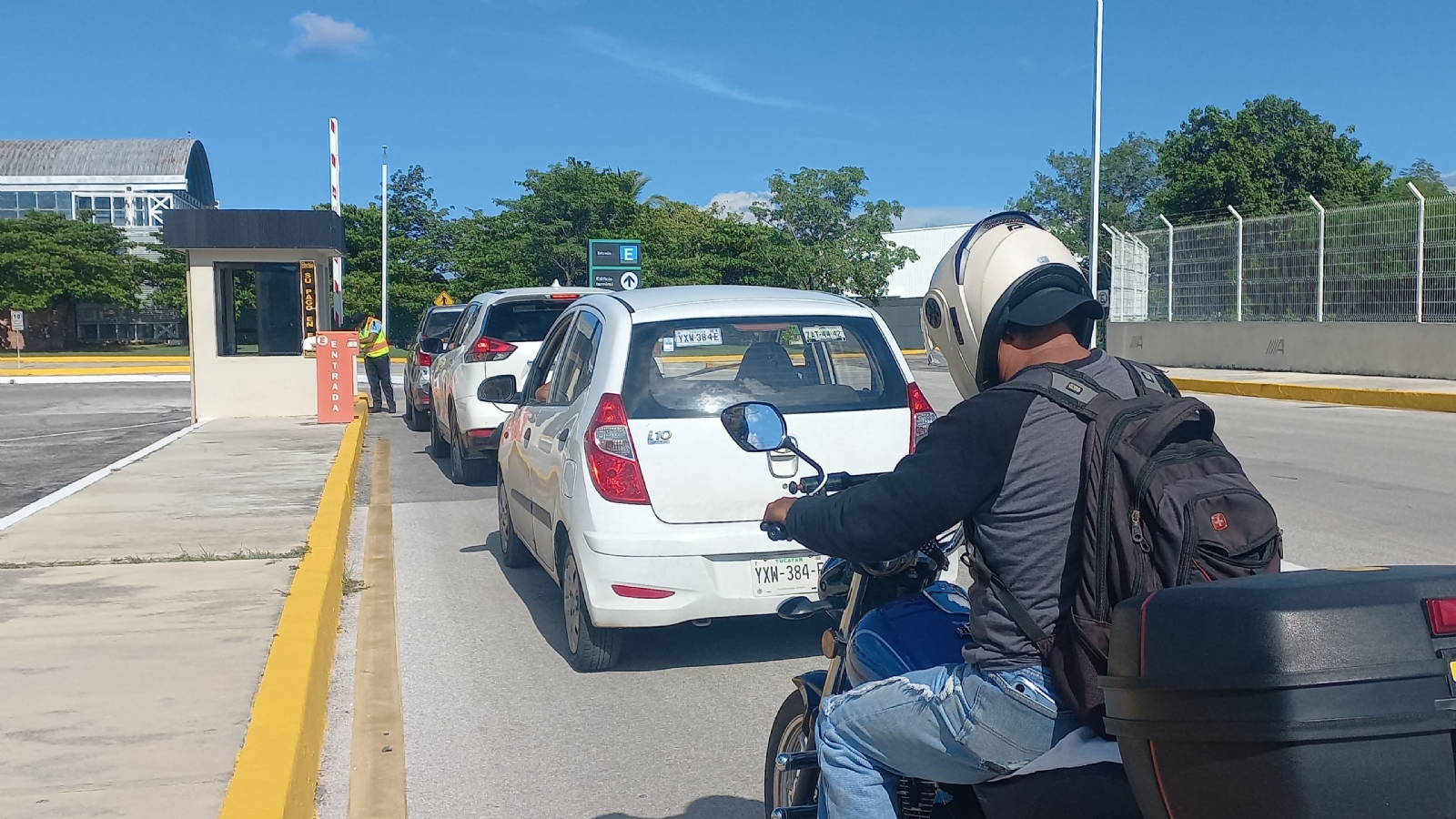 Registro de estacionamiento del aeropuerto de Campeche genera largas filas de autos