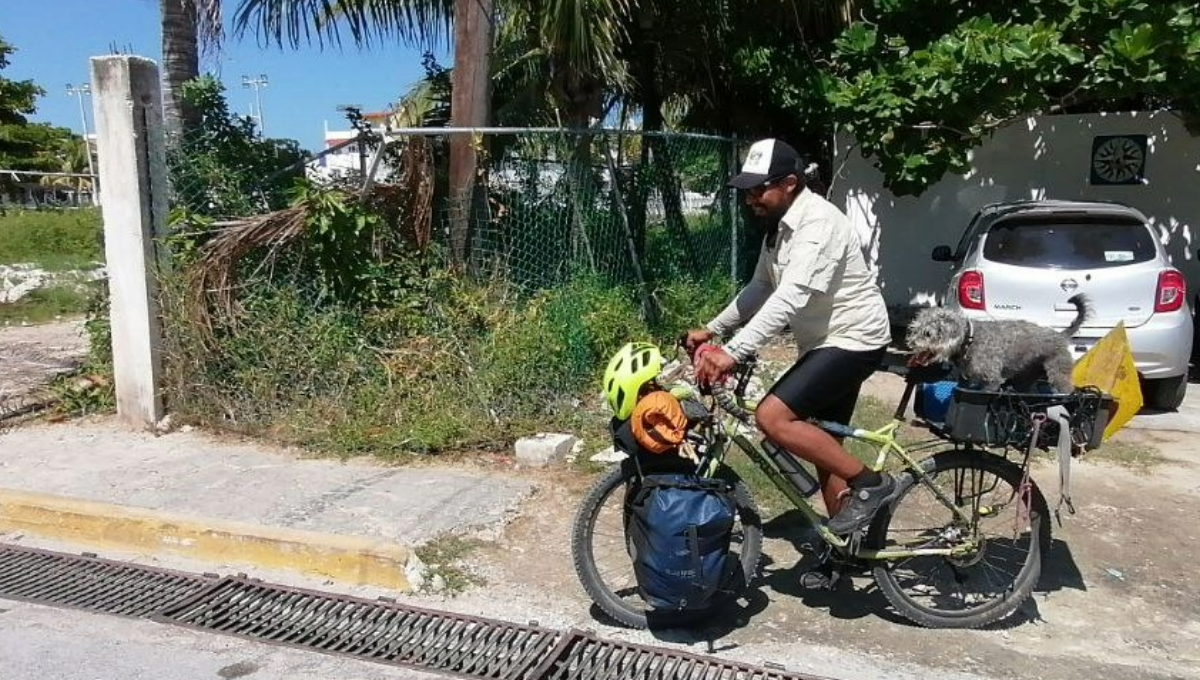Activista y su perro inician viaje en bicicleta desde Isla Mujeres hacia la CDMX