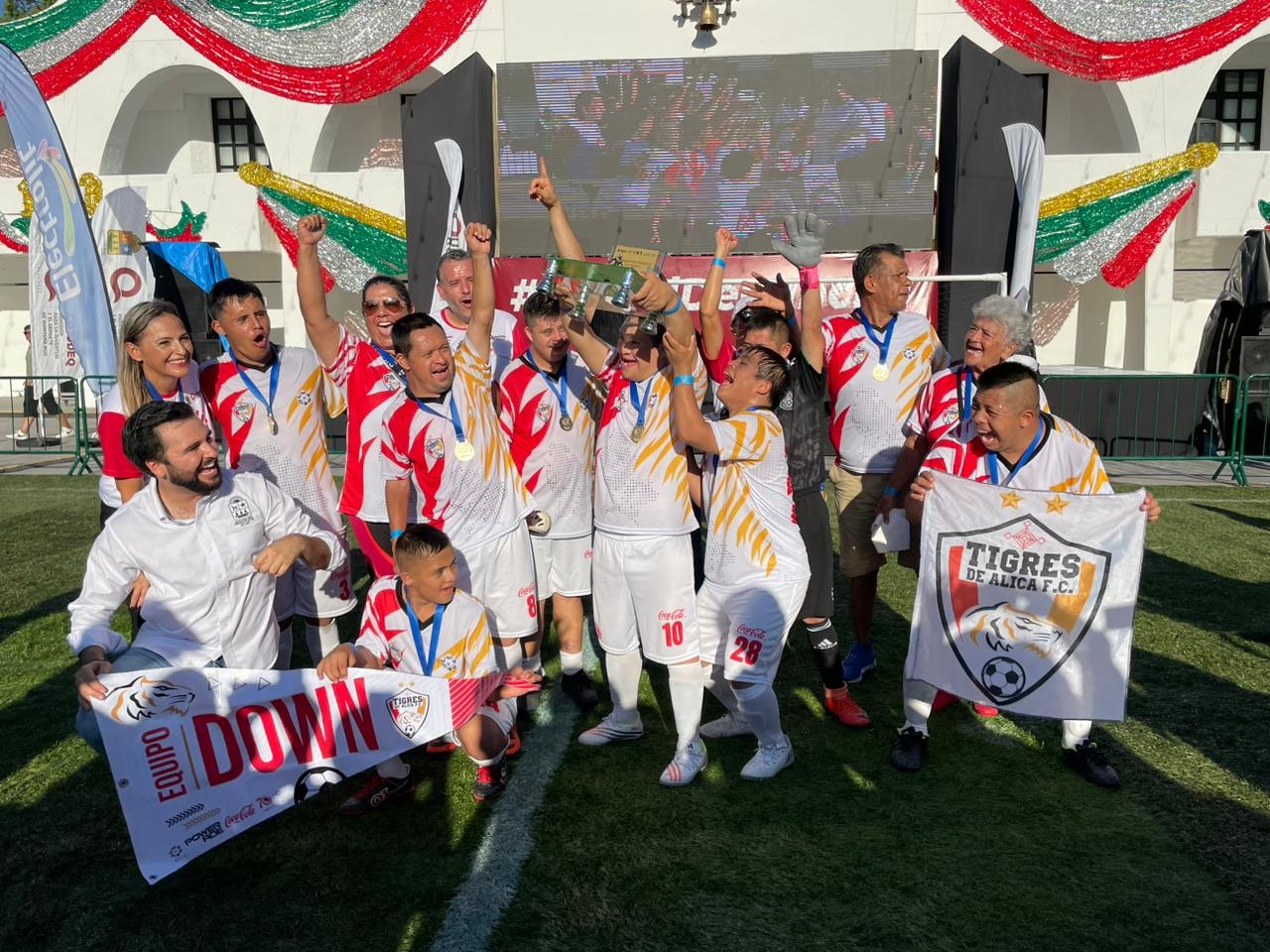 Tigres de Alica Nayarit levantan la copa del Cuarto Campeonato Nacional de Fut Down Cancún