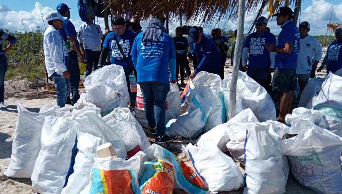 Más de 2 mil voluntarios retiran 4 toneladas de basura en 15 playas de Yucatán
