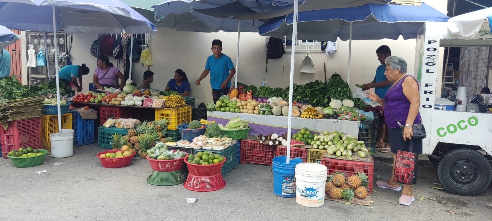 Tianguistas de Playa del Carmen se benefician con la inflación; venden sus productos más baratos