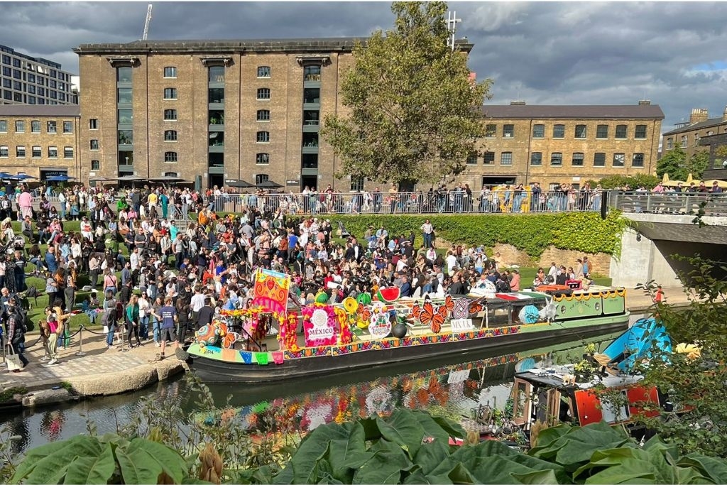 México y Reino Unido celebran 200 años de amistad con trajinera de Xochimilco en canales de Londres