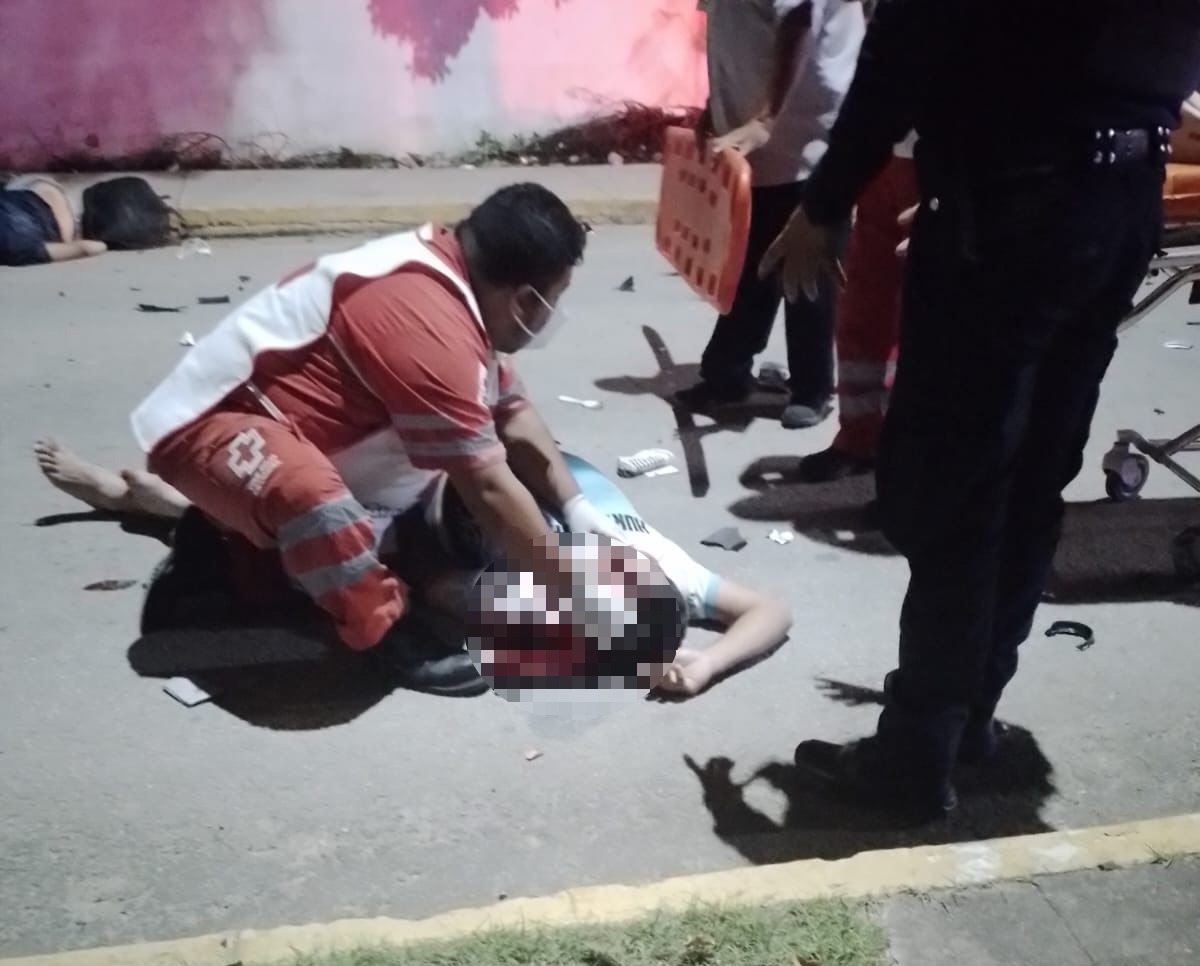 Hospitalizan a motociclistas tras destrozar sus unidades en Felipe Carrillo Puerto