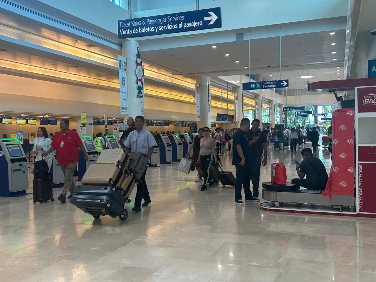 Sólo tres vuelos han sido cancelados en el aeropuerto de Cancún