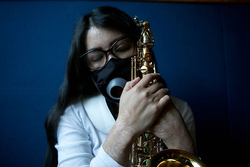 Saxofonista y activista Elena Ríos, víctima de ataque con ácido