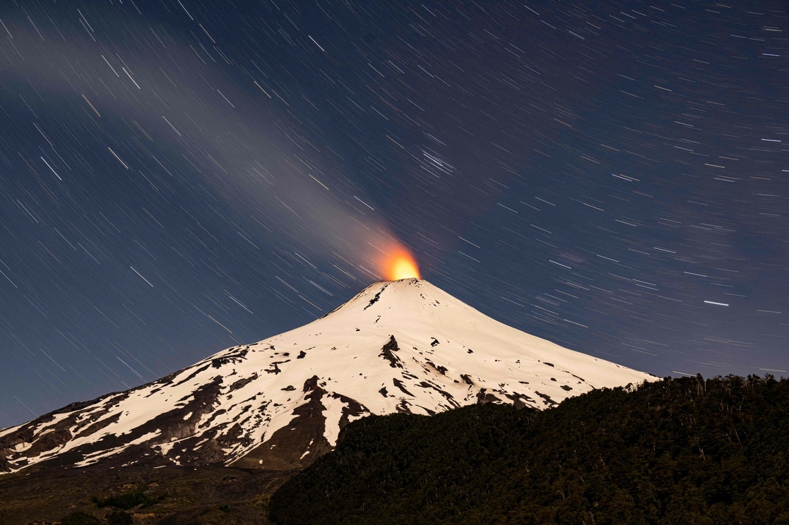 Alerta en Chile por pequeñas erupciones y bombas de lava del volcán Villarrica