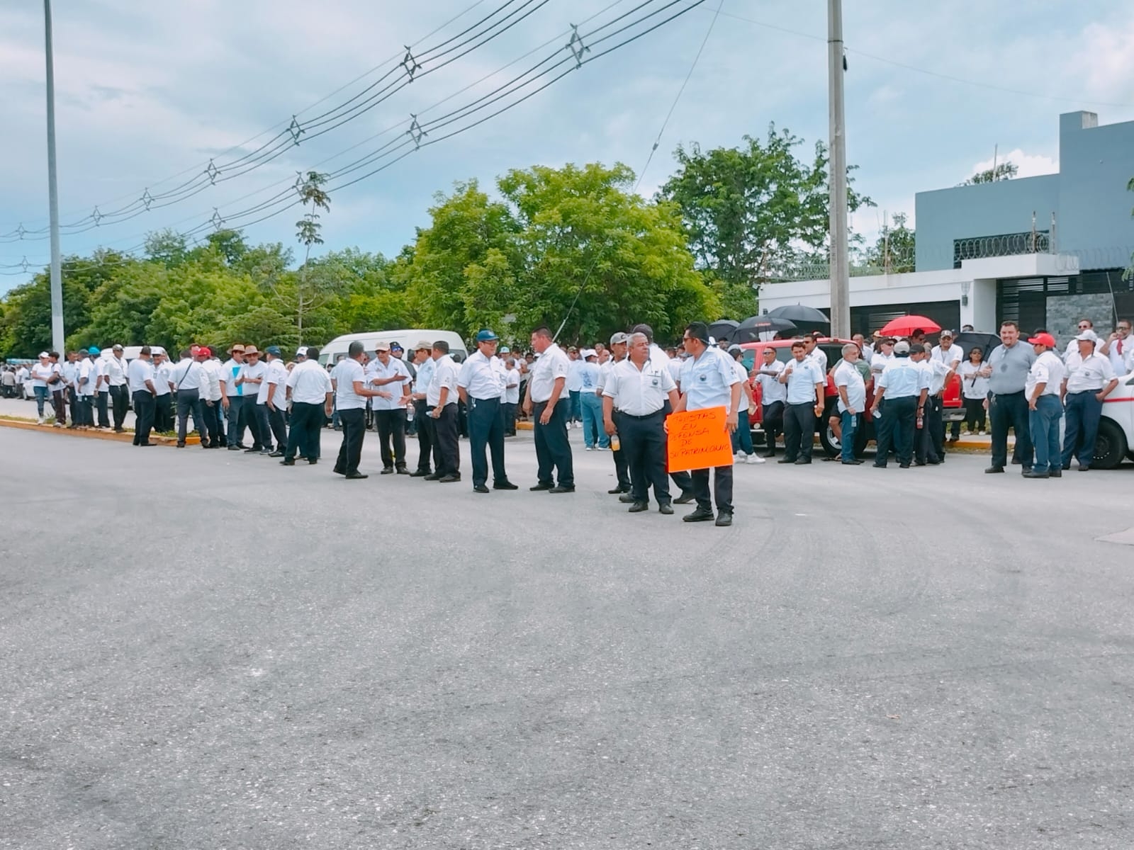 Taxistas se manifiestan en Cozumel; exigen concesiones para 100 choferes