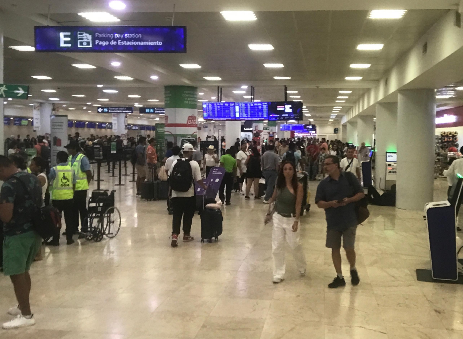 Aeropuerto de Cancún opera con vuelos cancelados y retrasados este martes: VIDEO
