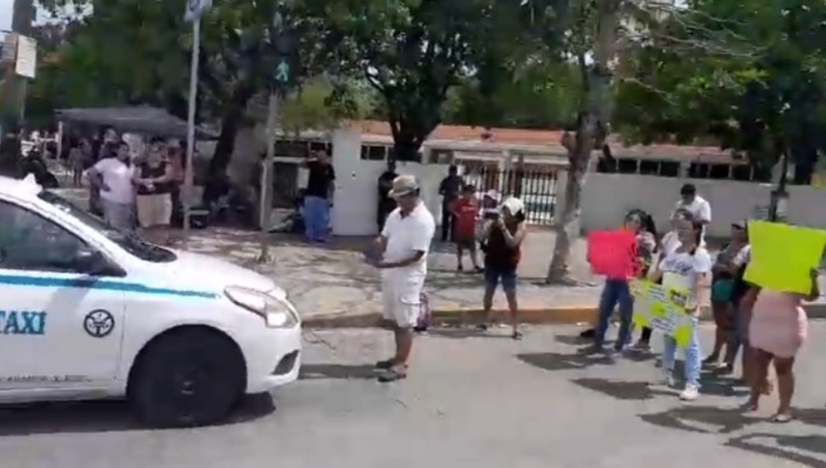 Taxista intenta arrollar a padres durante bloqueo en una avenida de Playa del Carmen: VIDEO