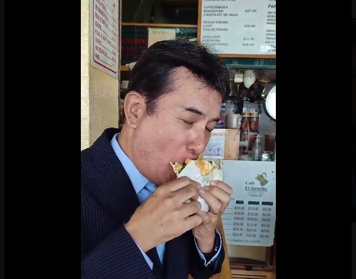 Embajador de Japón en México se enchila comiendo una torta en Coyoacán