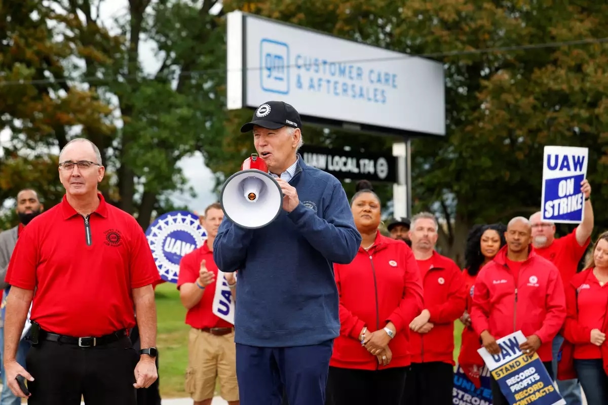 Joe Biden se une a la huelga de trabajadores del sindicato automotriz