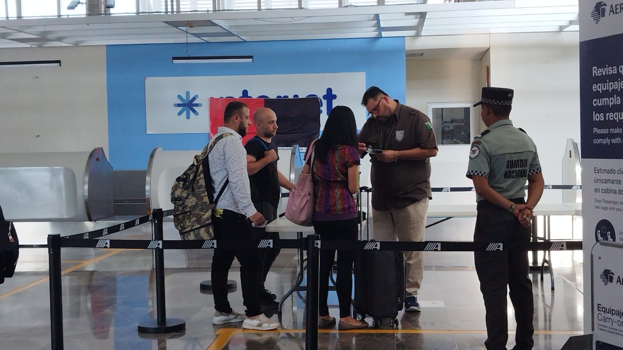INM resguarda a dos turistas de Turquía en el aeropuerto de Campeche