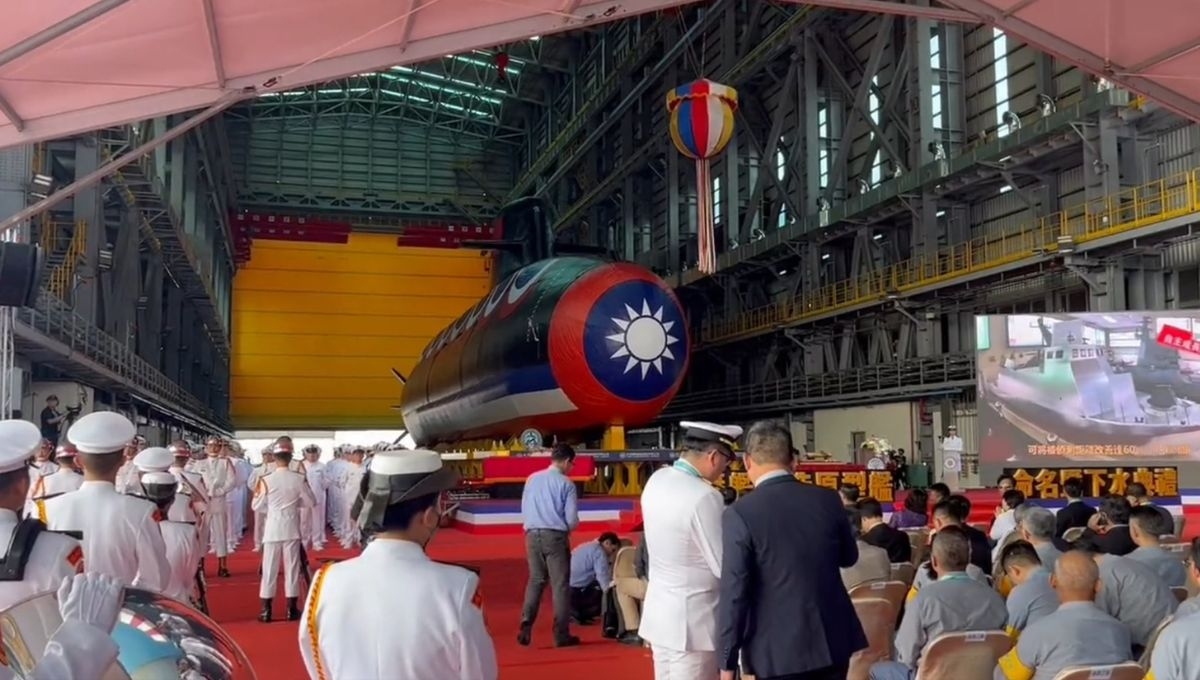 Taiwán presentó su primer submarino y tensa más la relación con China