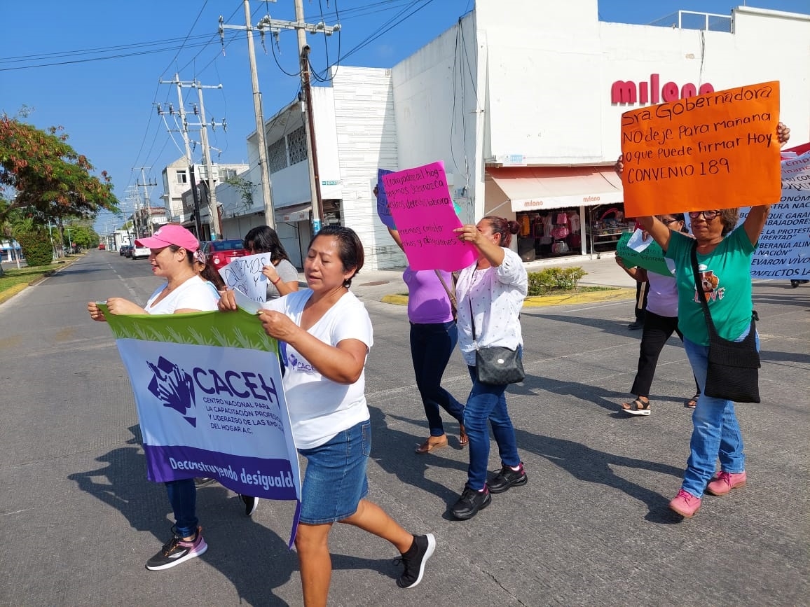 Trabajadoras del hogar en Chetumal exigen sus derechos laborales en el congreso del Estado