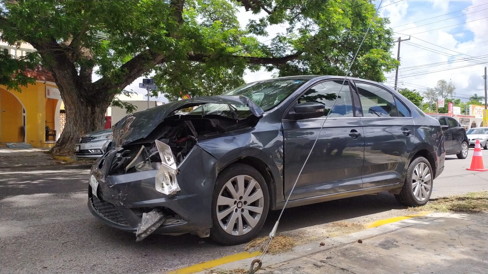 Choque entre dos autos en la avenida Cupules de Mérida deja dos lesionados
