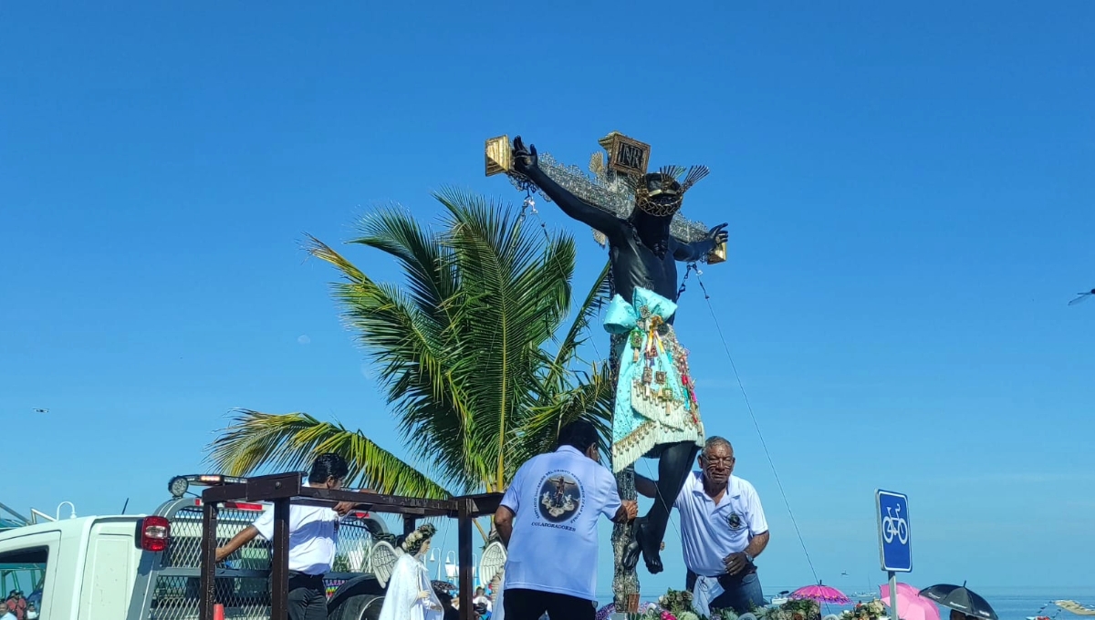 Feligreses de Campeche realizan el tradicional paseo por el mar con el Cristo Negro: EN VIVO