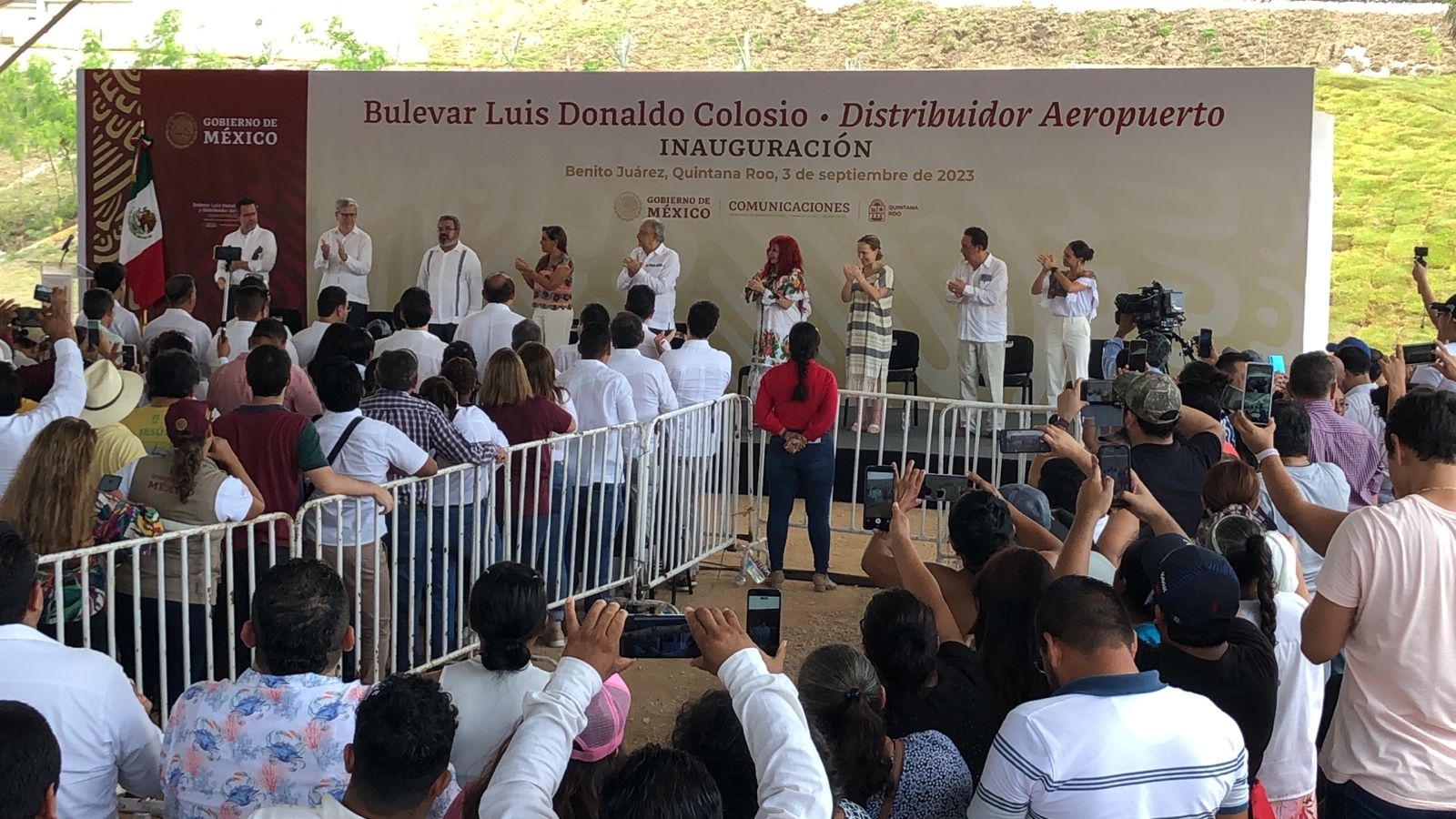 Entre aplausos y porras, así reciben a AMLO a su llegada a Cancún: VIDEO