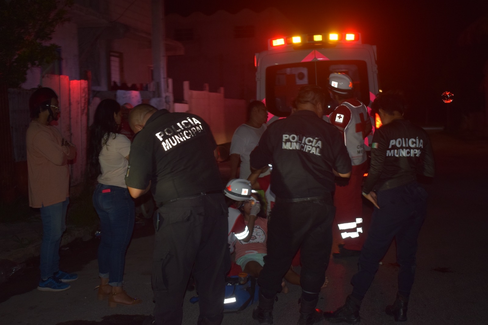 Paramédicos llegaron para atender a las lesionadas y trasladarlas a un hospital