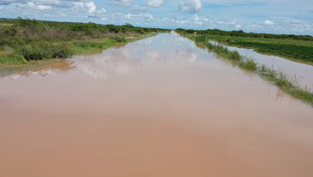 Fuertes lluvias dejan bajo el agua cultivos de maíz y soya en Hopelchén, Campeche