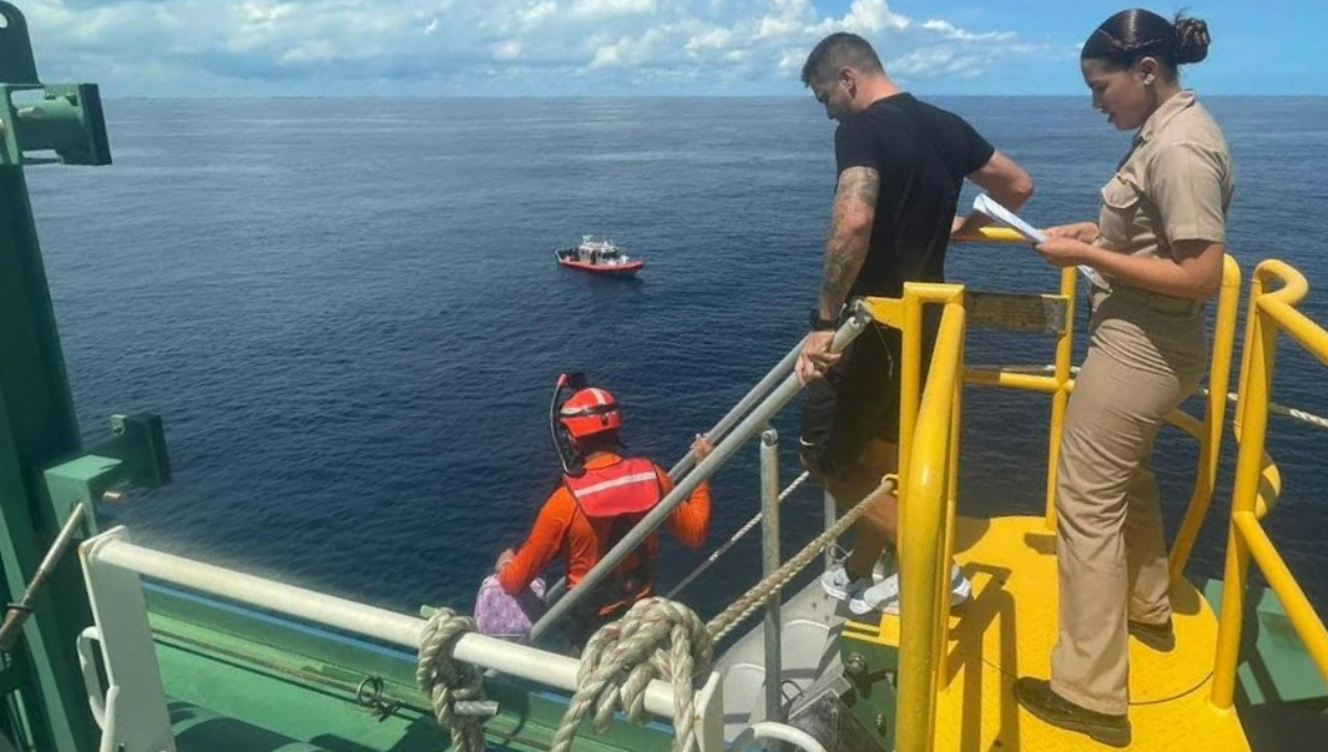Rescatan a un hombre con un probable cuadro de apendicitis en un buque de Isla Mujeres