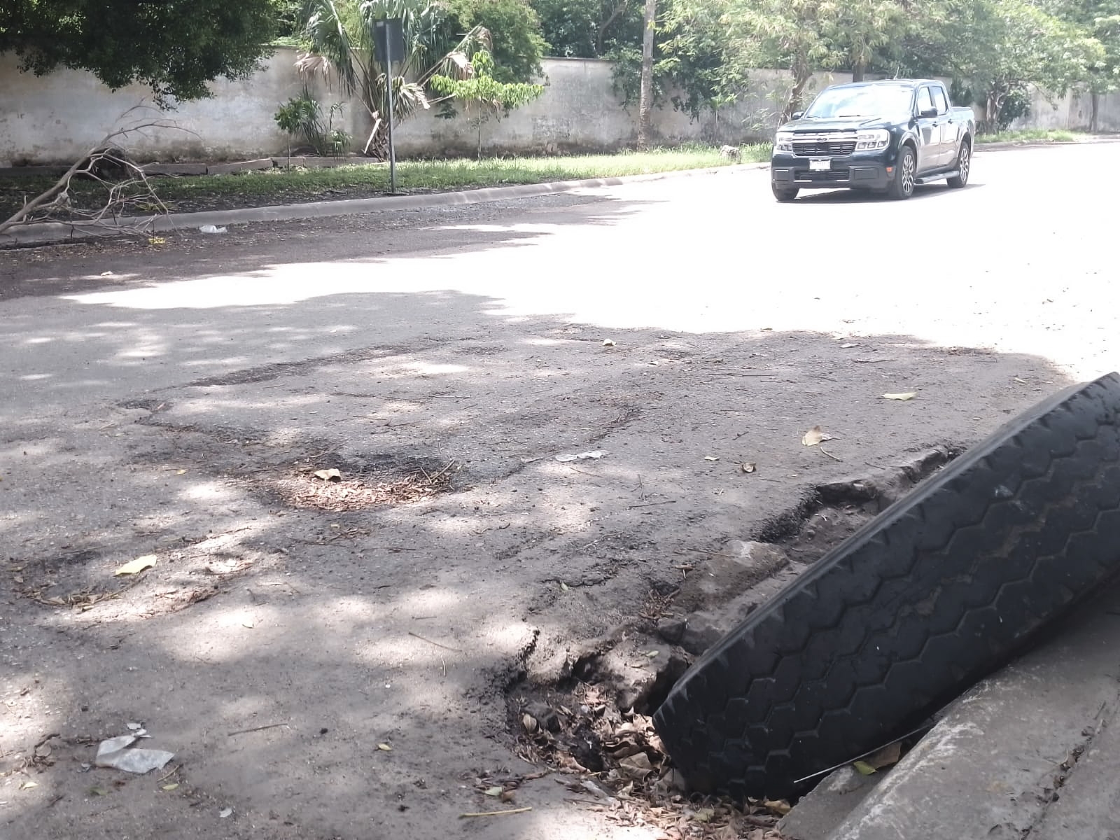 Las calles en la colonia Mayapán de Mérida se encuentran llenas de baches