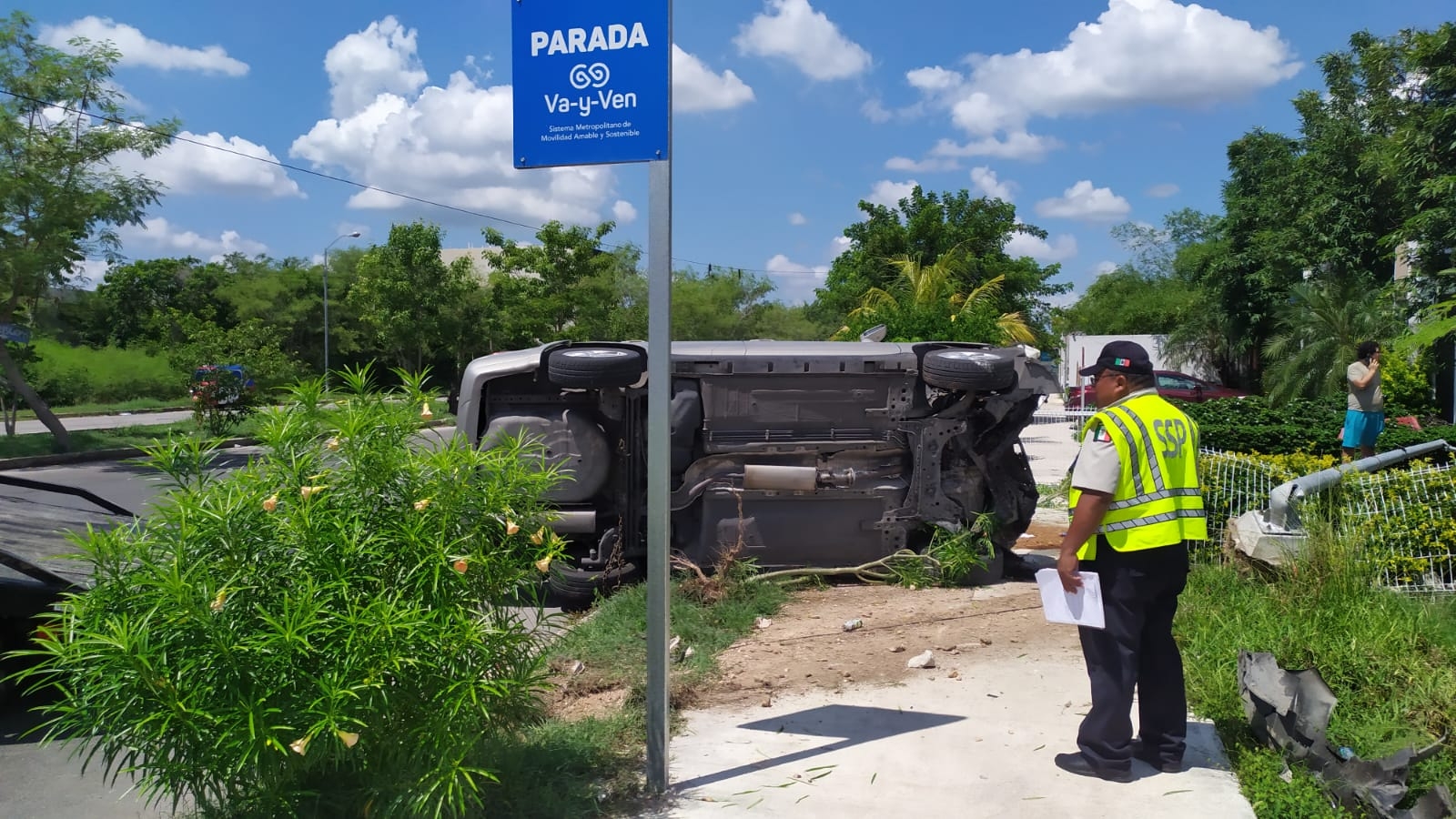 Conductor pierde el control y vuelca frente a una casa en Ciudad Caucel, en Mérida