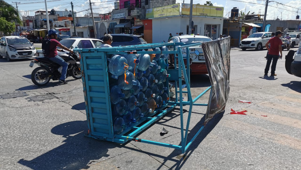 Taxi provoca volcadura de un repartidor de agua purificada en Ciudad del Carmen