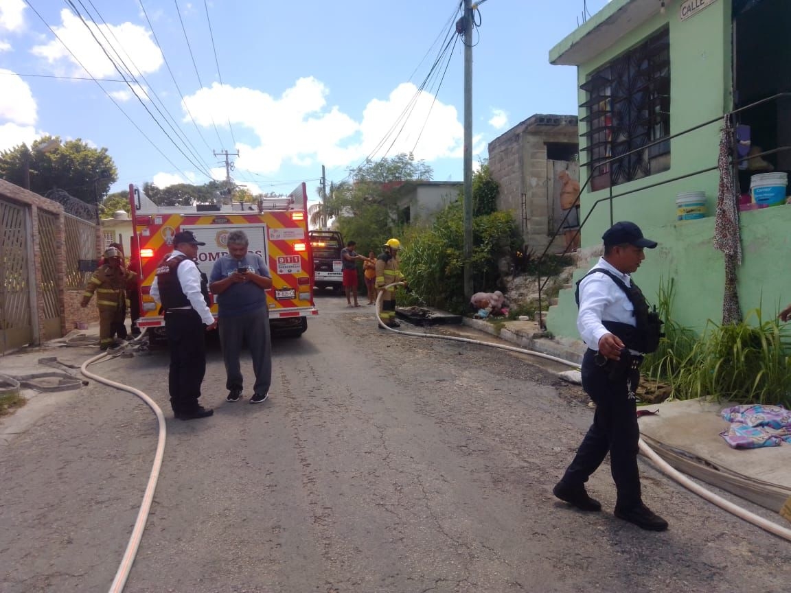 Cortocircuito causa incendio dentro de una casa en Campeche