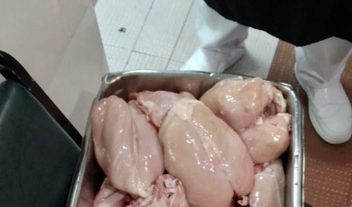 Trabajador del IMSS La Raza fue sorprendido robándose 16 kilos de pechugas de pollo