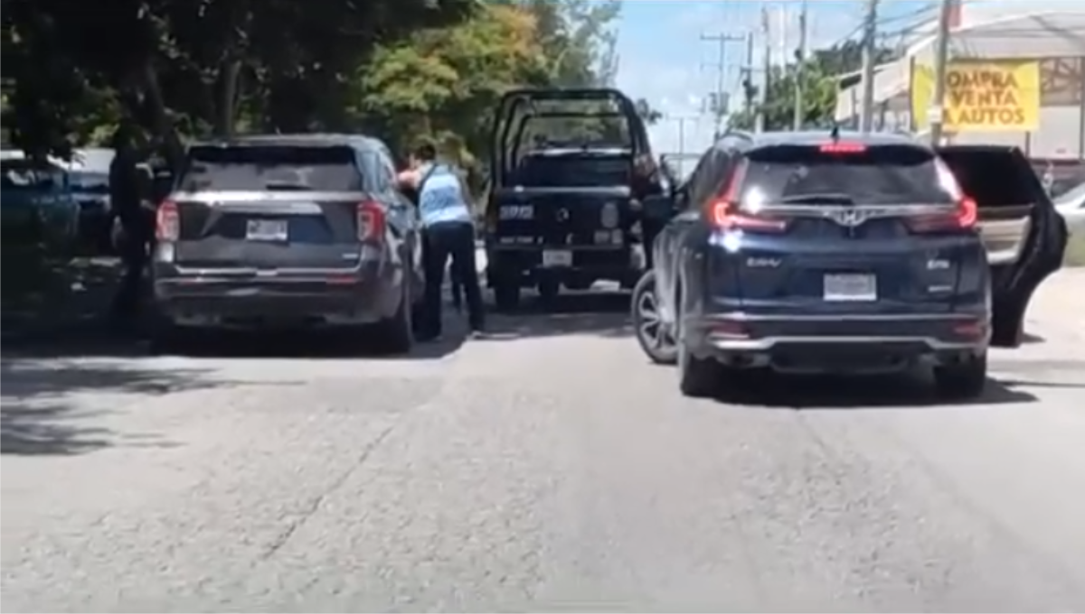Exhiben a policías de Cancún por presunta detención ilegal de dos hombres: VIDEO