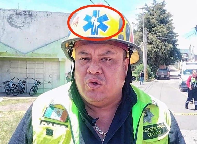 Coordinador de Protección Civil en Tlaxcala porta casco con imagen de teibolera