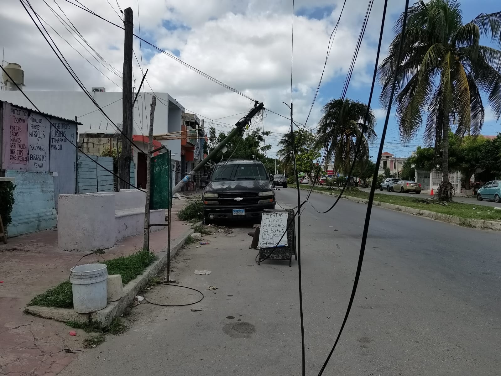 Camión destroza cableado y genera caos en Progreso