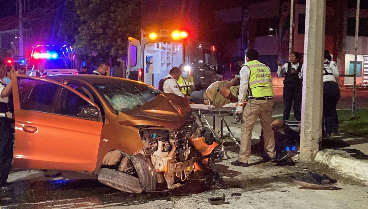 Doble accidente en Campeche; por huir de un choque, conductor se impacta contra un poste
