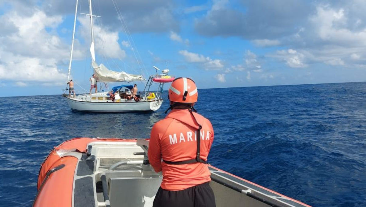 Marina rescata en Isla Mujeres un velero a la deriva con cinco tripulantes
