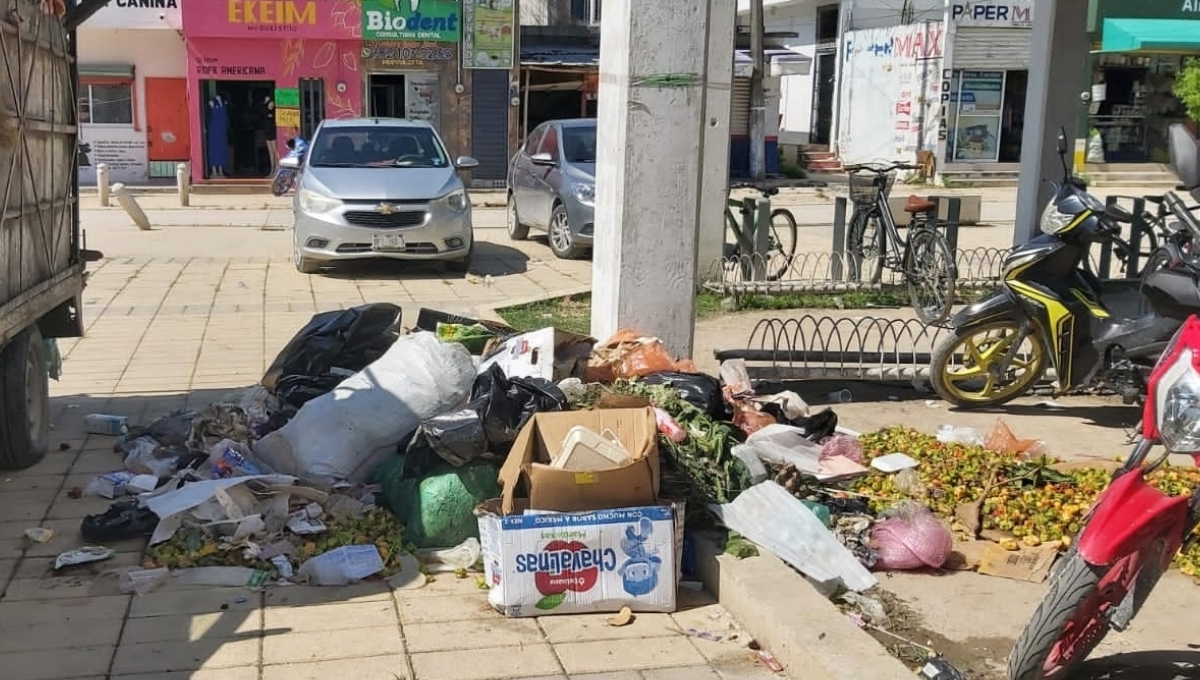 Vendedores foráneos dejan un 'cochinero' en las calles de Escárcega