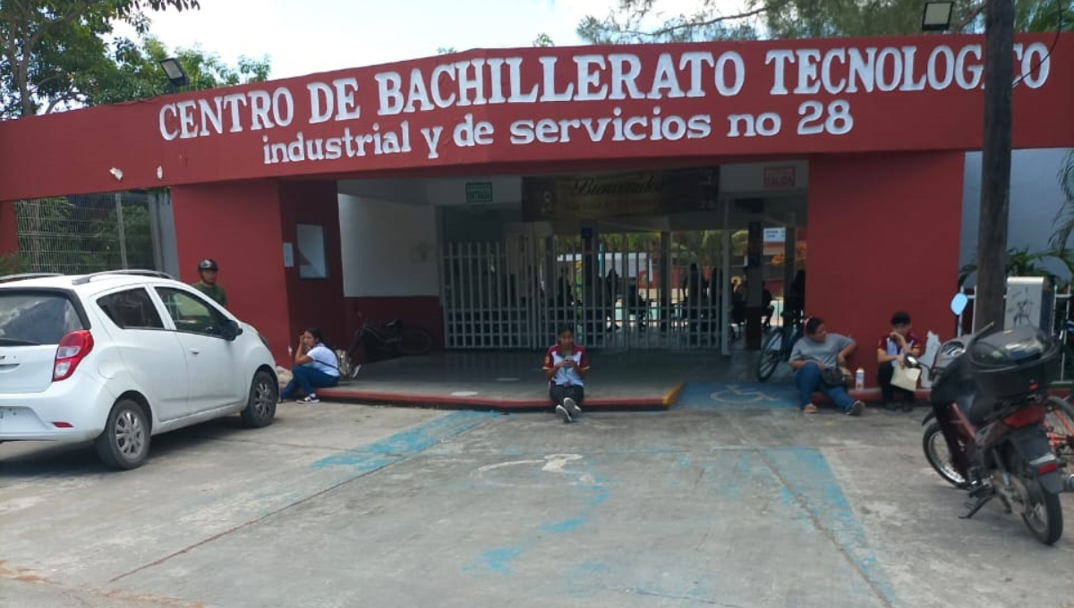 CBTIS Cozumel niega entrada a estudiantes por no llevar el uniforme completo