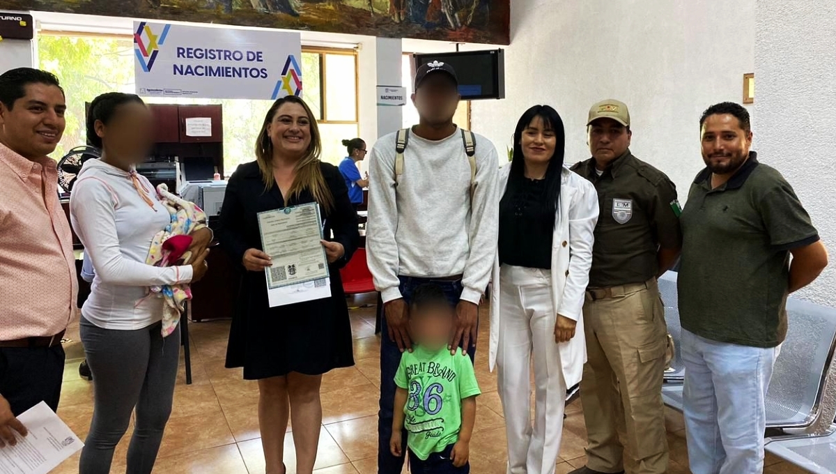Niña de madre venezolana que nació arriba de 'La Bestia' ya es mexicana