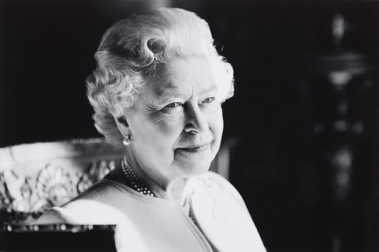 Rinden homenaje a la Reina Isabel II tras un año de su muerte