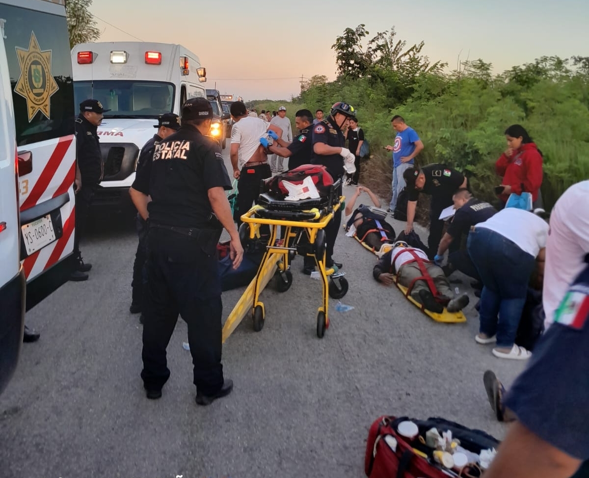 Volcadura de un camión en la carretera Izamal-Cenotillo deja 19 personas heridas