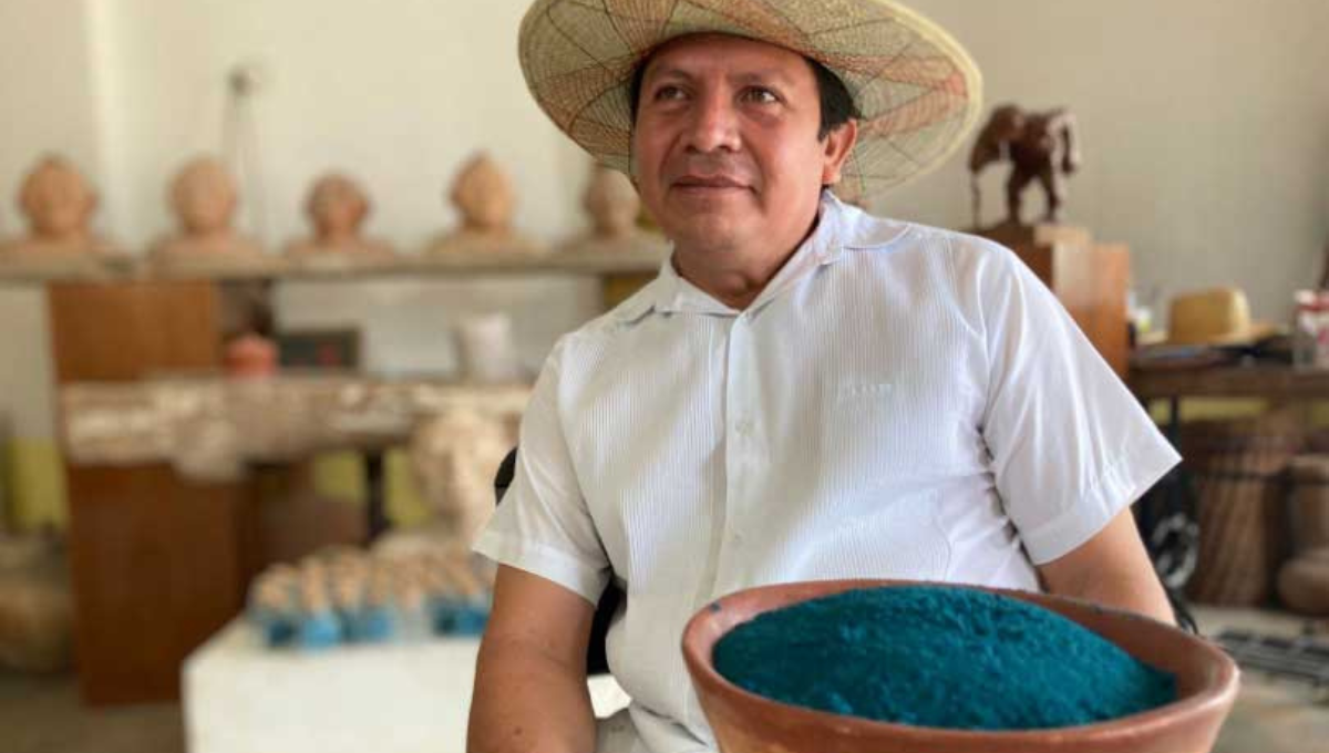 Artesano yucateco rescata el antiguo pigmento azul de los mayas